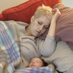 希瑟和她的婴儿的女儿睡觉。