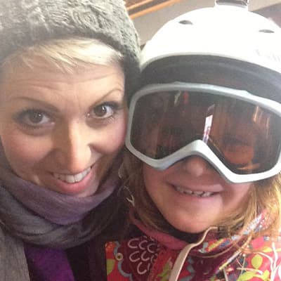 希瑟和莉莉在一次滑雪旅行。