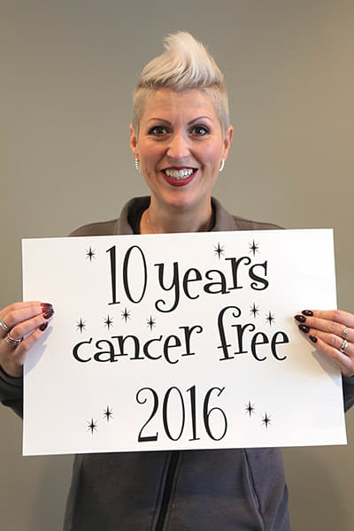 希瑟高举标语庆祝10年癌症免费,2016。